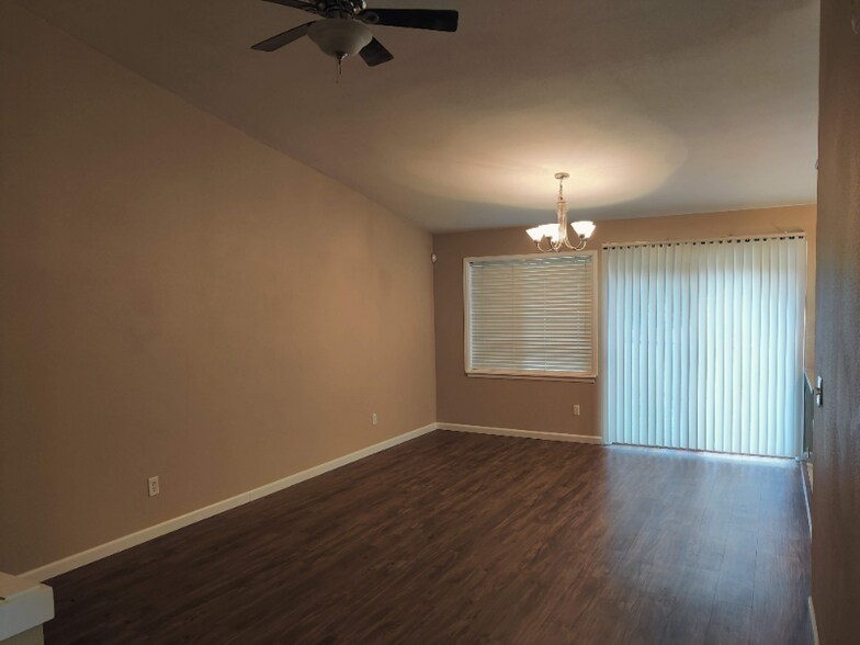 Building Photo - 4320 Roxanna Loop SE