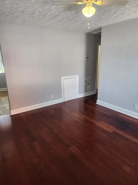 Building Photo - Room in Apartment on 8th St