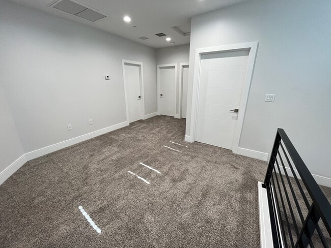 Building Photo - 138 E Lexington Ave