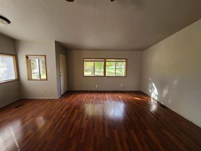 Building Photo - Whitefish Stage Pet Friendly Three Bedroom!