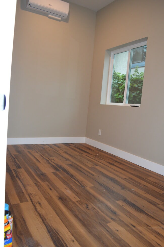 Building Photo - 1926 Broadway St