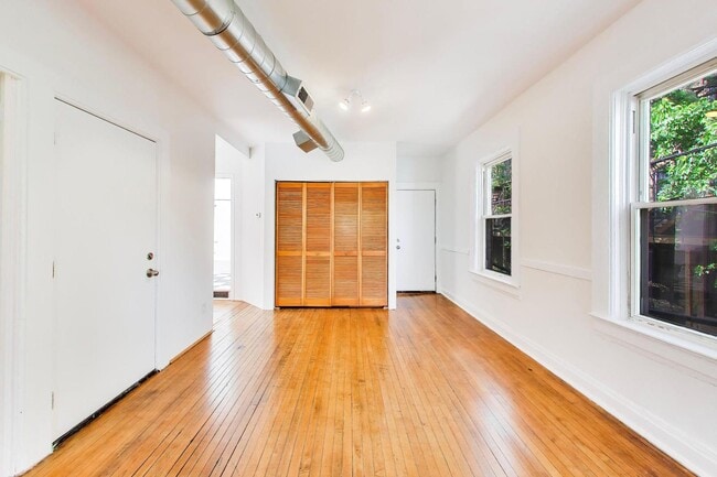 Building Photo - 812 W 19th St