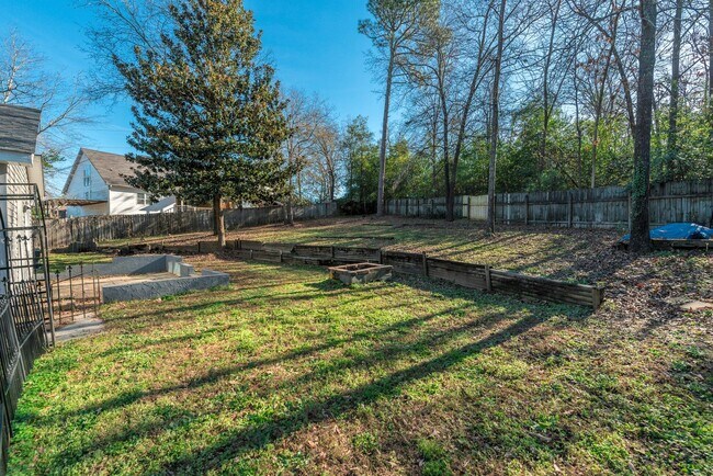 Building Photo - Fully Updated 3BR/2BA in Martinez – Vaulted Ceilings, Stone Fireplace & Fenced Yard!