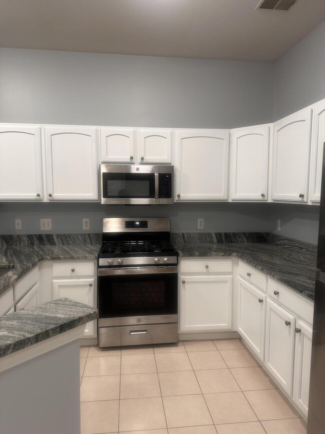 Building Photo - 2822 S Knightsbridge Cir