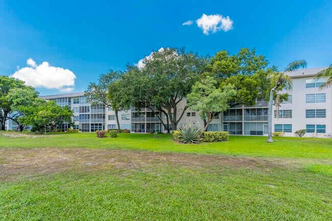 Building Photo - 2800 N Palm Aire Dr