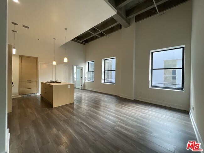 Building Photo - 727 W 7th St