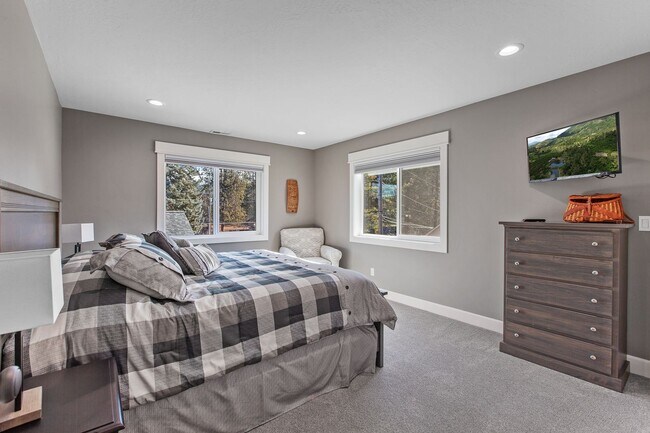 Building Photo - Fully Furnished Home