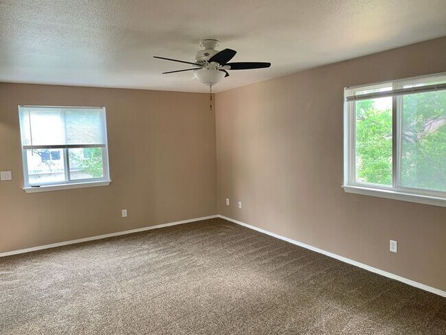 Building Photo - Move-In Special: 2 Weeks Free! Spacious 3 Bed, 1.5 Bath Apartment in Longmont