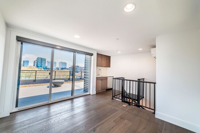 Building Photo - Park Central Townhomes - 4 Stories, 3 bedrooms, 31/2 bathrooms, 2 car garage and a rooftop deck w...