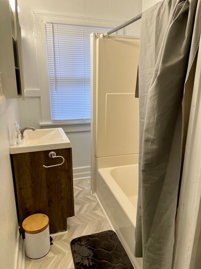 Building Photo - 858 Gracey Ave