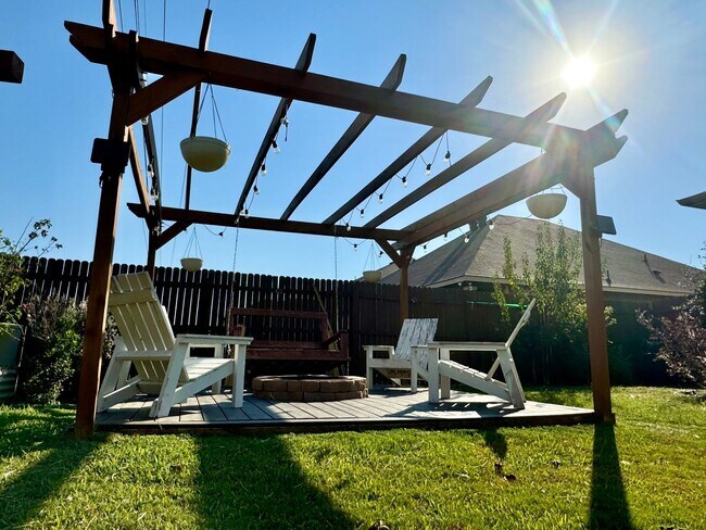 Building Photo - AVAILABLE SOON!