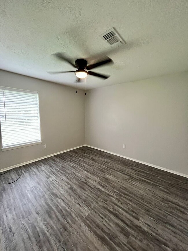 Building Photo - Cozy 2 bedroom 1 bath duplex with Large fenced yard