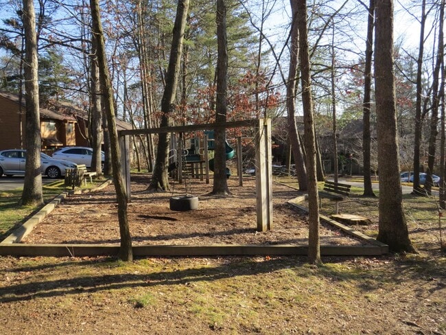 Building Photo - Updated 1800+ sq/ft 3 bdrm 2.5 bath end unit townhome