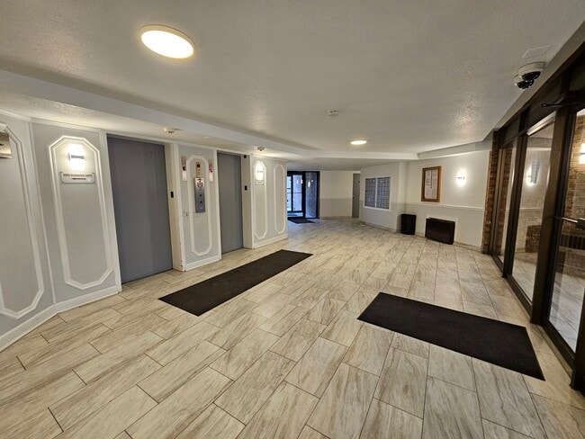 Building Photo - 5358 N Cumberland Ave