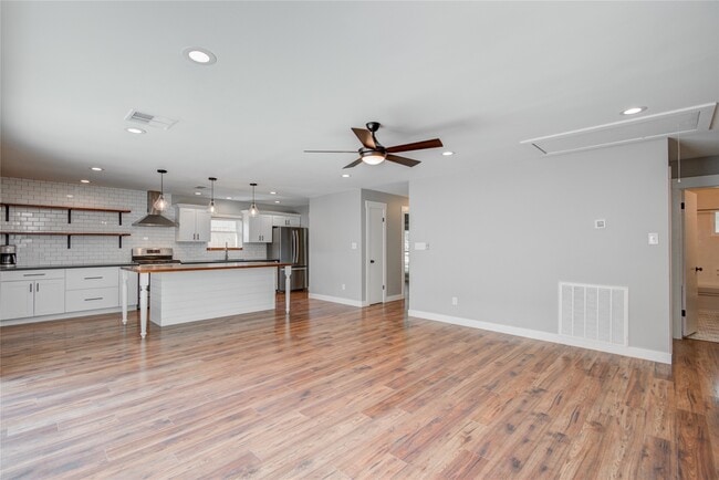 Building Photo - 966 Redway Ln