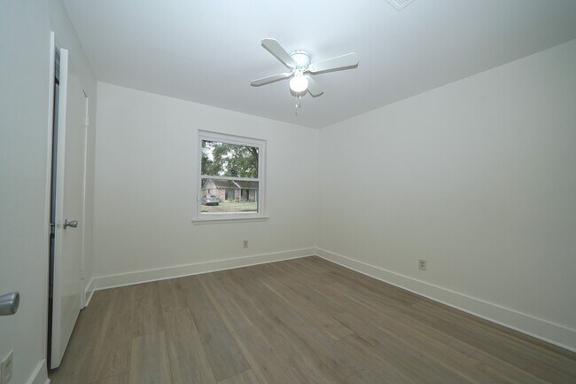 Building Photo - 5471 Loch Lomond Dr