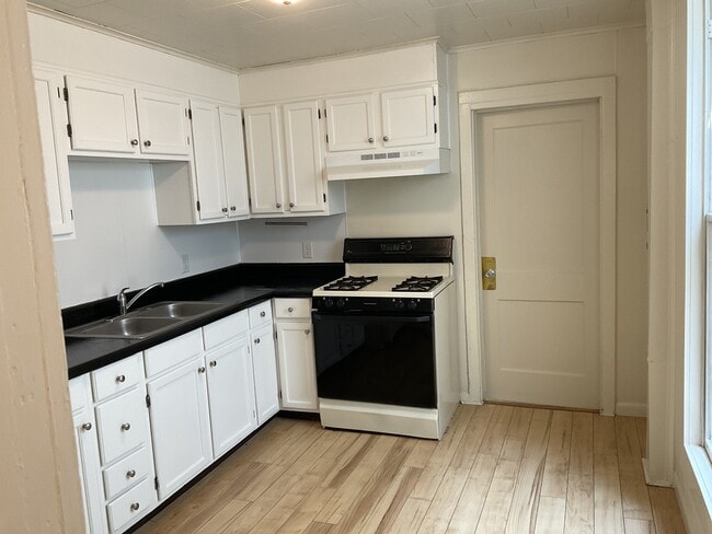 Building Photo - 313 E Burd St