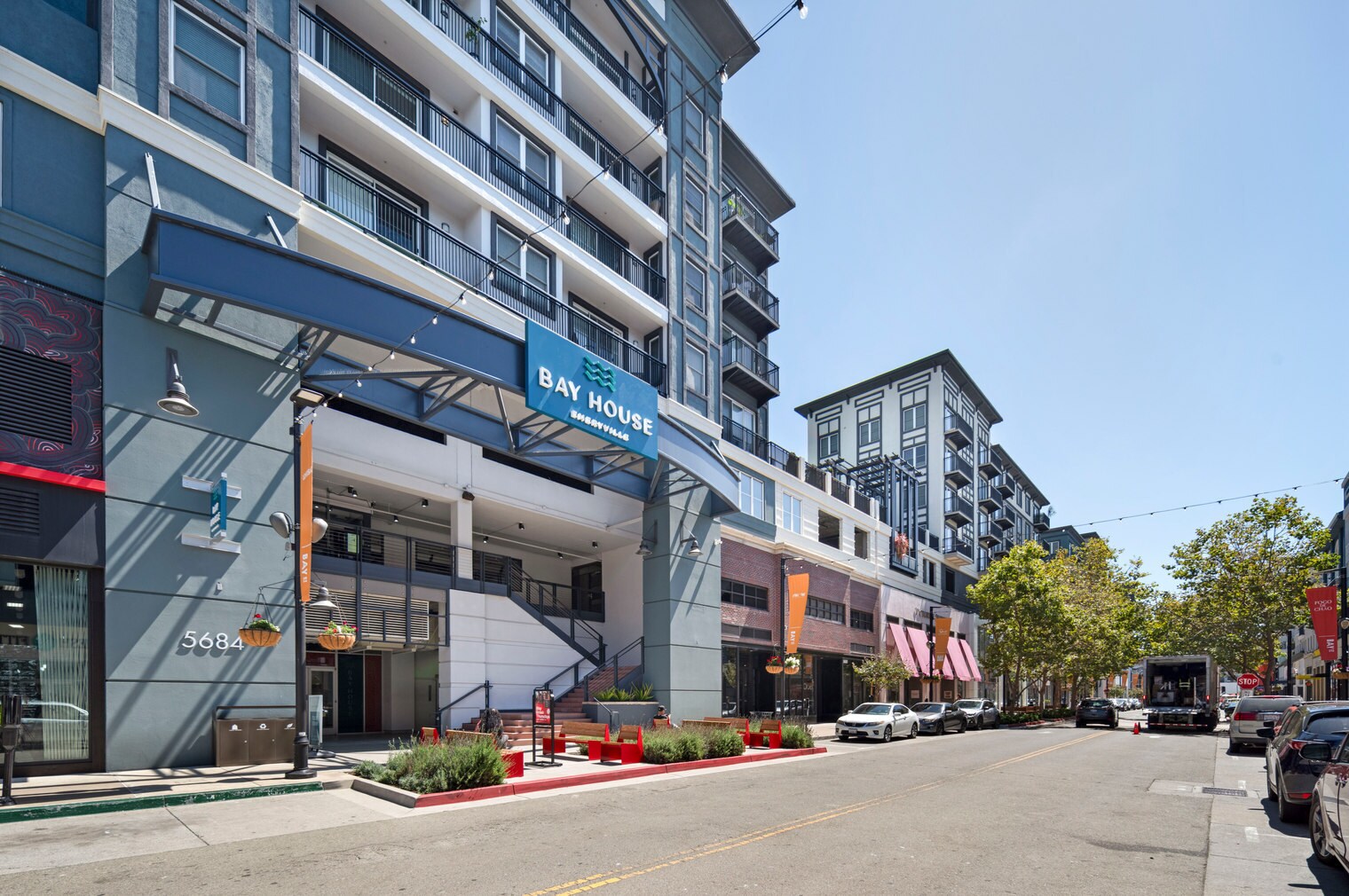 Building Photo - 5684 Bay St