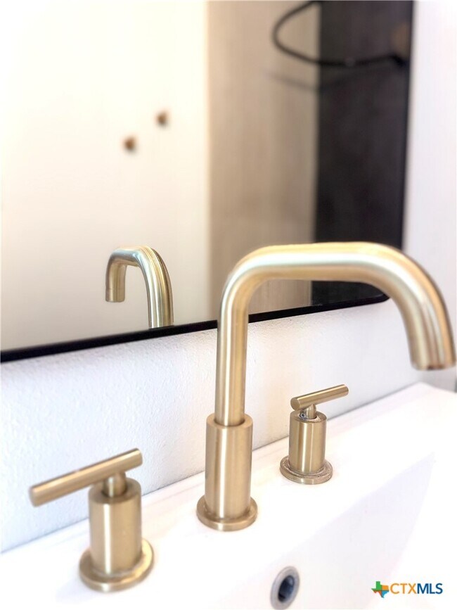 Building Photo - 123 W May St