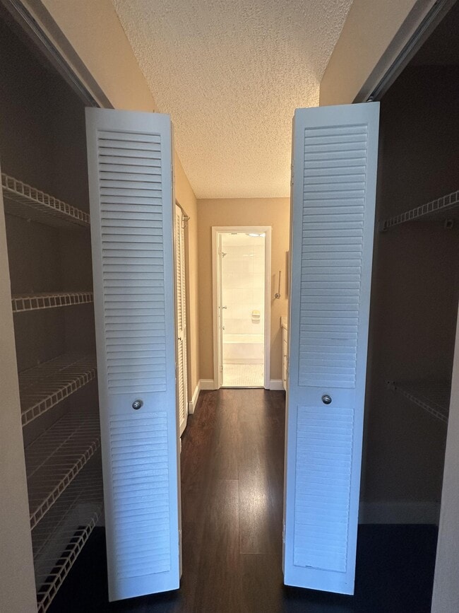 Building Photo - 4158 Inverrary Dr