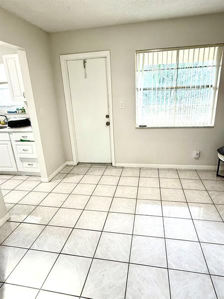 Building Photo - 3880 Woodside Dr