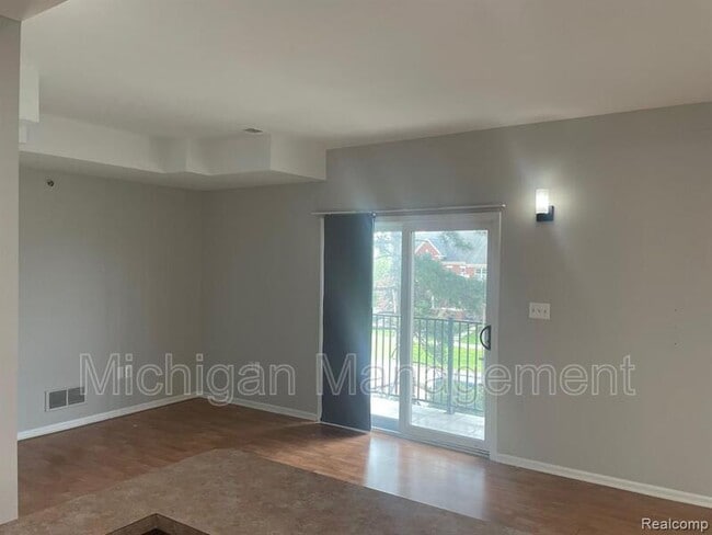 Building Photo - 2721 E Maple Rd