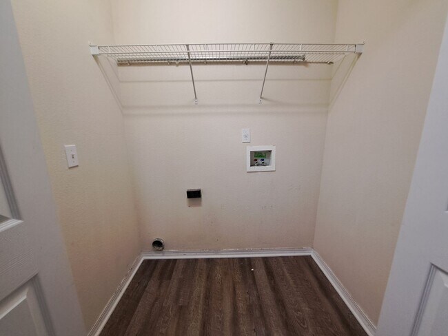 Building Photo - Cute 2BR/1BA in NE Pensacola