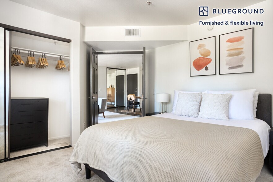Building Photo - 10989 Bluffside Dr