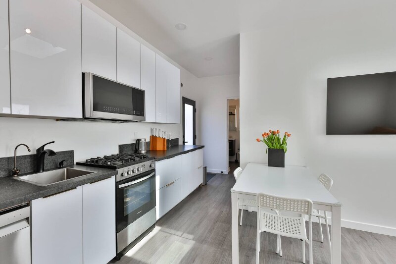 Building Photo - 3407 N Mountain View Dr