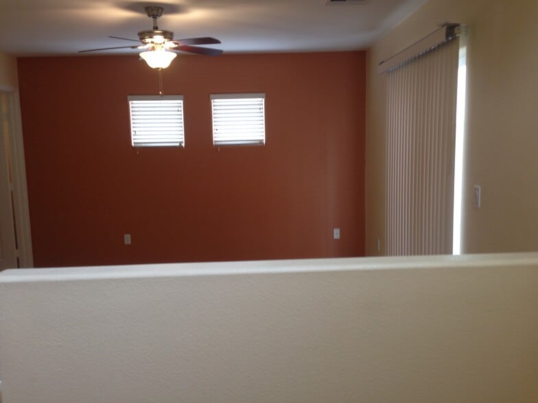 1st floor room - 11372 Colinward Ave