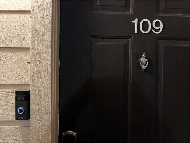 Building Photo - 4041 Drake St