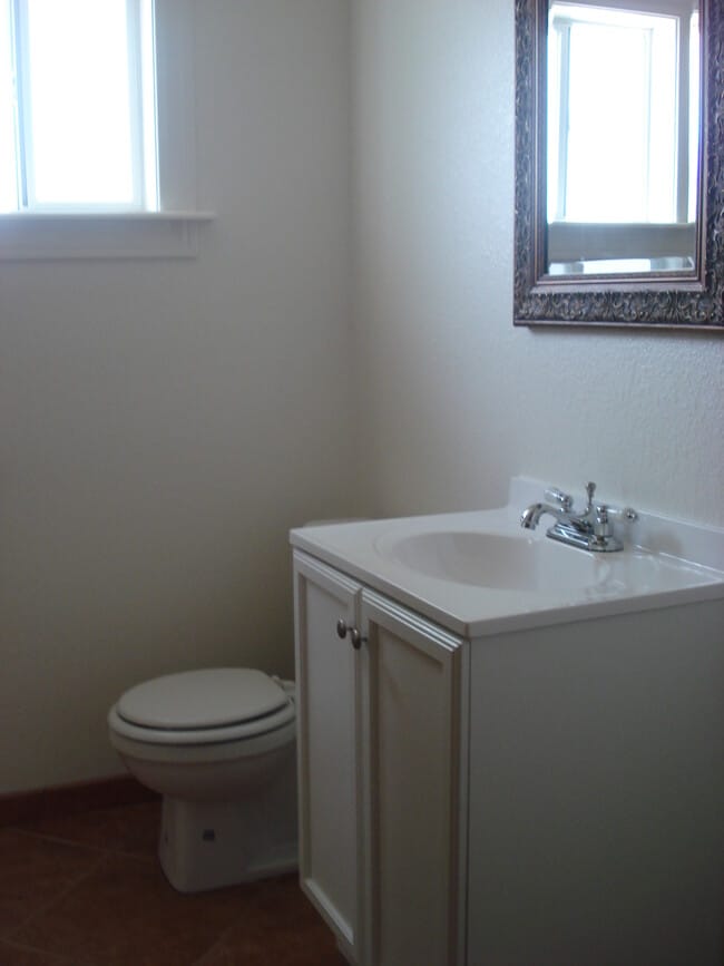 Building Photo - 703 S Fruitland Dr