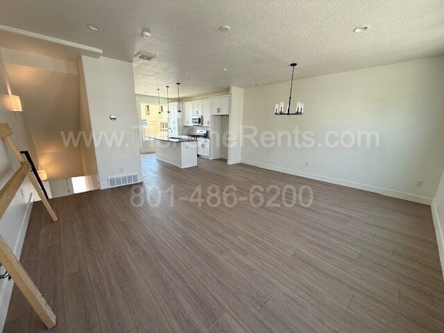 Building Photo - NO DEPOSIT option available for qualified ...