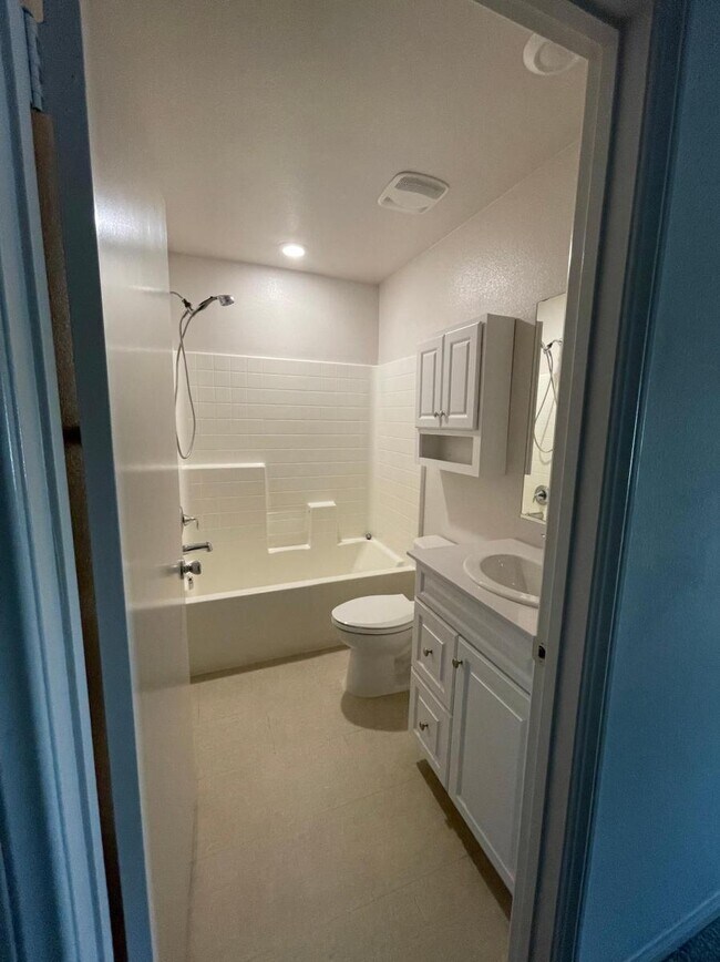 Building Photo - 7245 N Maple Rd