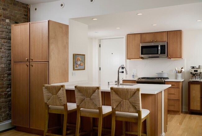 Building Photo - 1320 N La Salle Dr