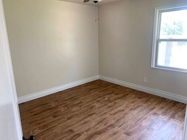 Building Photo - 130 E 400 N