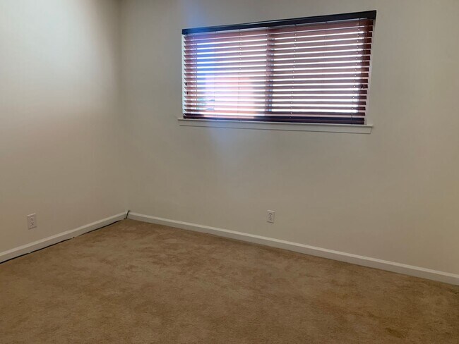 Building Photo - 3 bedroom 2 bath home with HUGE yard in Or...