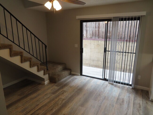 Building Photo - Renovated 2 Bed 2 1/2 Bath Condo with Atta...