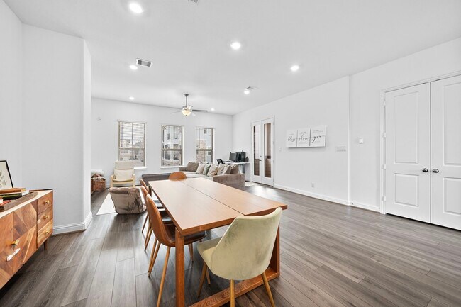 Building Photo - 11008 Mikula Dr