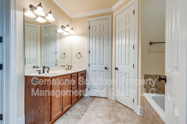 Building Photo - 3012 Americus Dr
