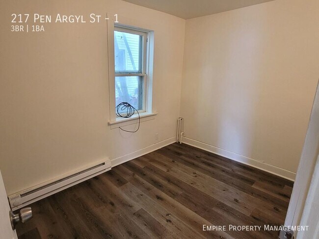 Building Photo - 217 Pen Argyl St