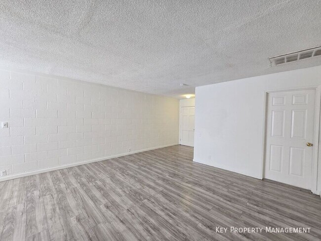 Building Photo - 2913 Stewart Ave