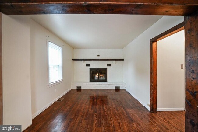 Building Photo - 624 Armstrong Ave