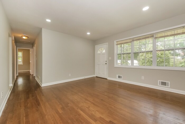 Building Photo - 195 Greenway Dr