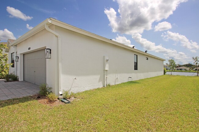 Building Photo - 5729 SE Sky Blue Cir