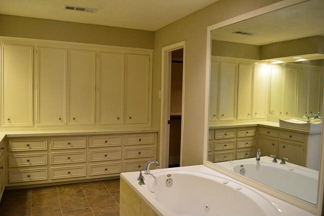 Building Photo - 2127 Manor Green Dr