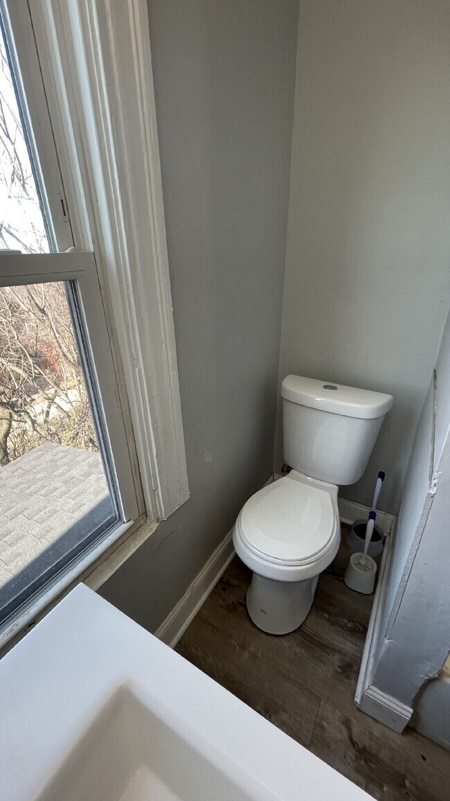 Building Photo - Spacious 4-Bedroom Home with 2 Full Bathrooms – Section 8 Approved and Ready for Move-In!