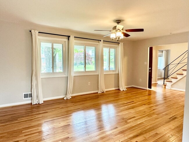 Building Photo - 5 Bedroom 2.5 Bathroom! Parking! Pets Welc...