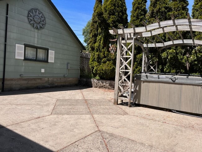 Building Photo - Sutherlin 3 bedroom house with large shop