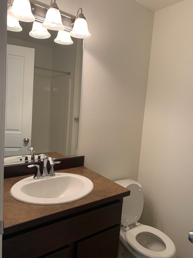 Building Photo - Beautiful 4 bedroom 2.5 Bath home in Coeur...